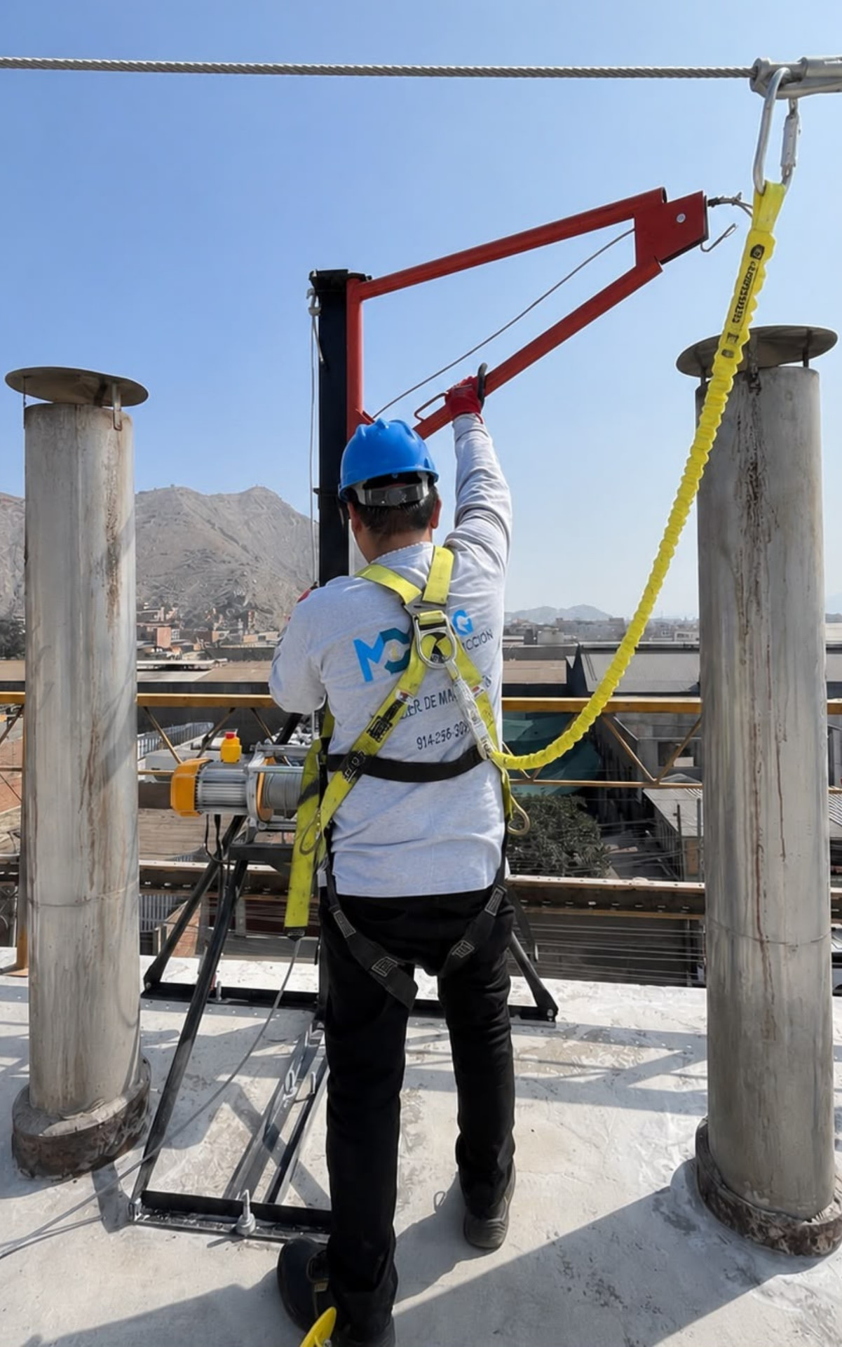 Operador asegurando un winche eléctrico para izaje de materiales en obra
