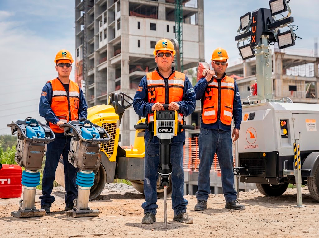 Equipo técnico de MAQ CONSTRUCCIÓN con maquinaria de construcción en obra