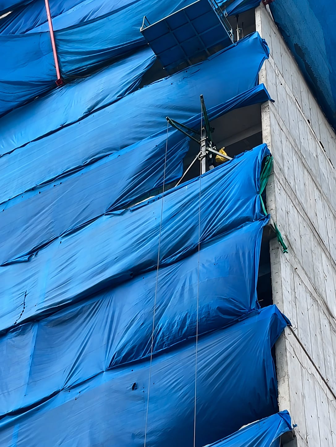 Winche eléctrico Zoom instalado en edificio en construcción